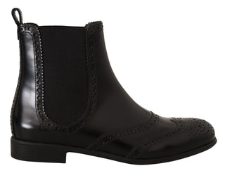 Schwarze knöchelhohe flache Stiefel aus Leder