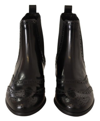 Schwarze knöchelhohe flache Stiefel aus Leder