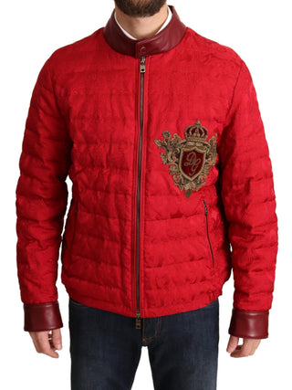Chaqueta bomber de brocado rojo con logo de corona dorada