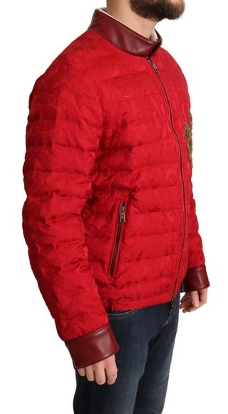 Chaqueta bomber de brocado rojo con logo de corona dorada