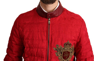 Chaqueta bomber de brocado rojo con logo de corona dorada
