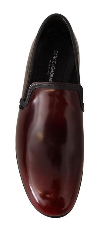 Bordeauxfarbene Lackleder Slipper