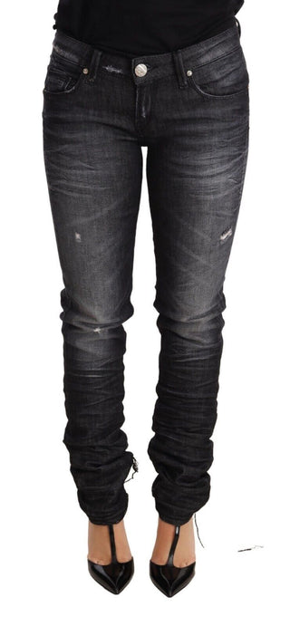 Jeans de mezclilla ajustados de cintura baja en negro lavado
