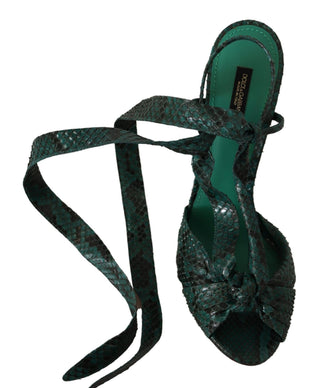 Sandalias verdes de tacón con tiras de piel de pitón