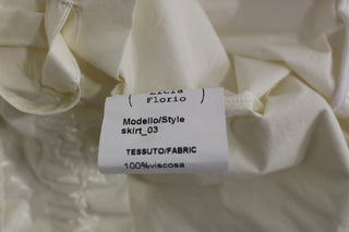 Falda con cintura elástica y tirantes blanca, por encima de la rodilla