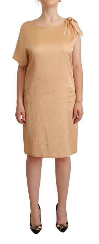 Vestido beige de un solo hombro y largo hasta la rodilla