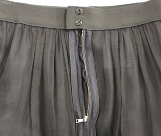 Falda transparente de seda negra, por encima de la rodilla