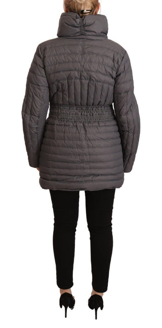 Chaqueta gris acolchada con mangas largas, cremallera completa y parche con logo
