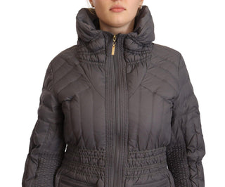 Chaqueta gris acolchada con mangas largas, cremallera completa y parche con logo
