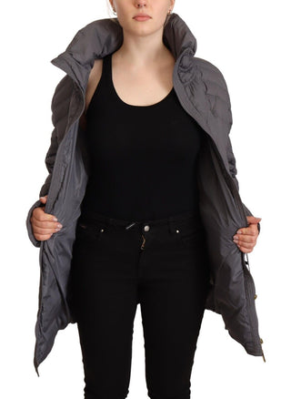 Chaqueta gris acolchada con mangas largas, cremallera completa y parche con logo