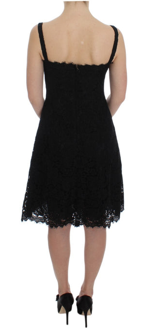 Vestido de rodilla negro con encaje floral
