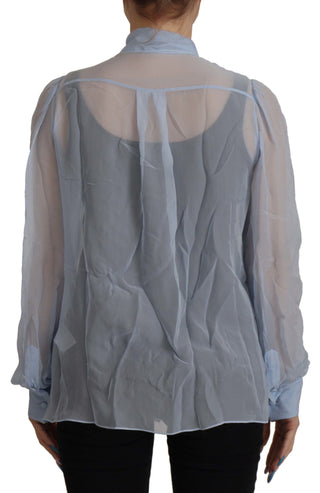 Top de seda azul claro con cuello ascot y mangas largas
