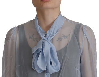 Top de seda azul claro con cuello ascot y mangas largas
