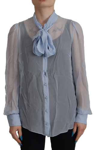 Top de seda azul claro con cuello ascot y mangas largas