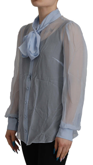 Top de seda azul claro con cuello ascot y mangas largas