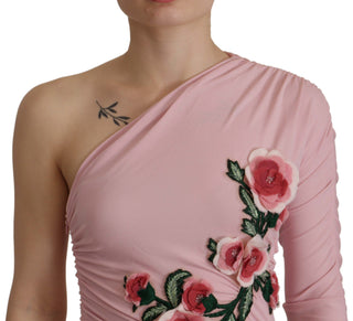 Vestido rosa con un hombro adornado con flores