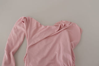 Vestido rosa con un hombro adornado con flores