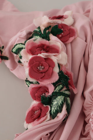 Vestido rosa con un hombro adornado con flores