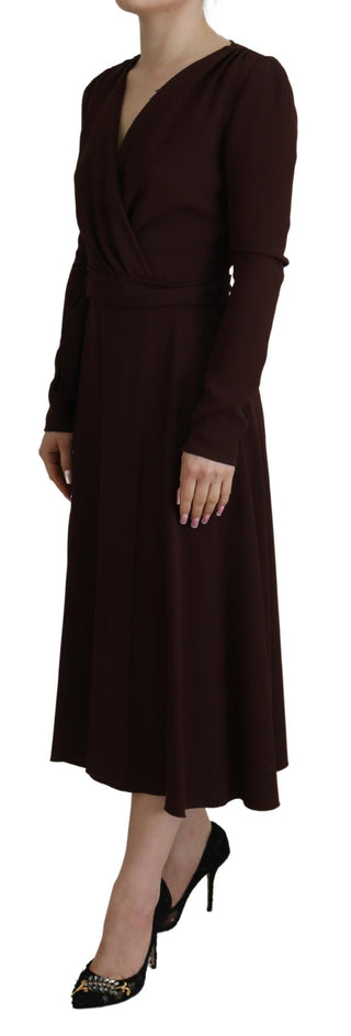 Braunes Wickelkleid mit langen Ärmeln und Stretchanteil in Midilänge