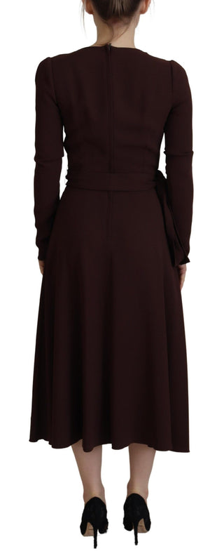 Braunes Wickelkleid mit langen Ärmeln und Stretchanteil in Midilänge