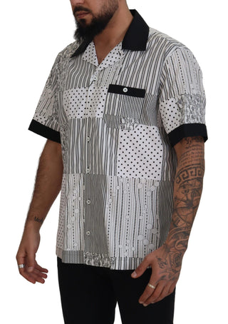 Camisa blanca con estampado negro y botones