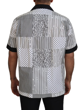 Camisa blanca con estampado negro y botones