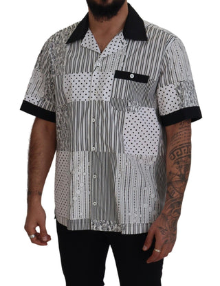 Camisa blanca con estampado negro y botones