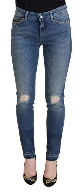 Blaue verwaschene Jeans aus zerrissenem Denim