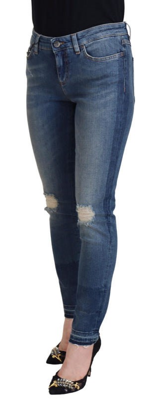 Blaue verwaschene Jeans aus zerrissenem Denim