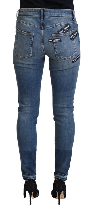 Blaue verwaschene Jeans aus zerrissenem Denim