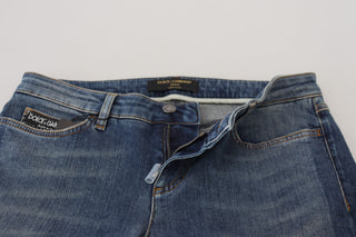 Blaue verwaschene Jeans aus zerrissenem Denim