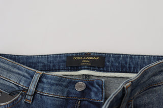Blaue verwaschene Jeans aus zerrissenem Denim