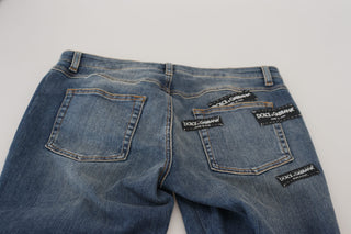 Blaue verwaschene Jeans aus zerrissenem Denim