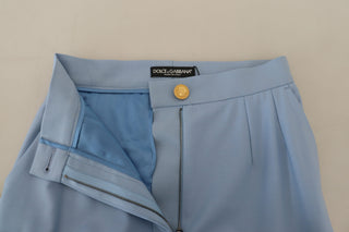 Hellblaue Hose mit weitem Bein und Knopfleiste