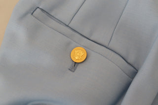 Hellblaue Hose mit weitem Bein und Knopfleiste