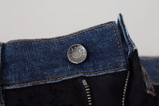 Jeans ajustados negros de mezclilla con encaje floral en la parte delantera