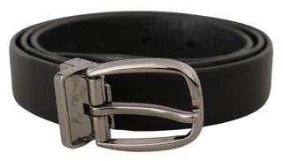 Schwarzer Ledergürtel mit Chrom-Logo-Metallschnalle