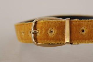 Senfgelber Samt-Gürtel mit gravierter goldener Metallschnalle