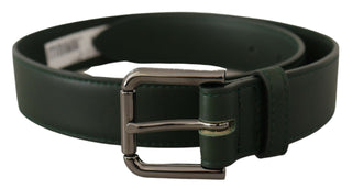 Gürtel aus olivgrünem Leder mit Metallschnalle und Logo