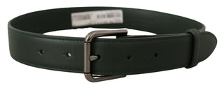 Gürtel aus olivgrünem Leder mit Metallschnalle und Logo