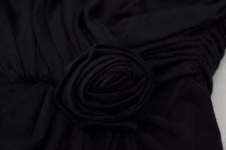 Vestido de lana negro con escote asimétrico y diseño cruzado