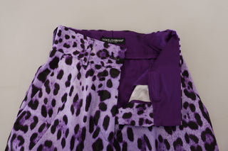 Lila Hosen mit Leopardenmuster und hoher Taille