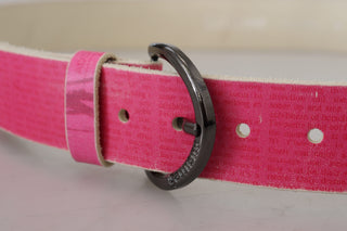 Cinturón de cuero rosa con hebilla redonda y logo de letras