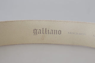 Cinturón de cuero rosa con hebilla redonda y logo de letras
