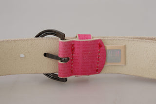 Cinturón de cuero rosa con hebilla redonda y logo de letras