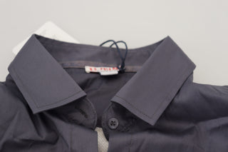 Blusa gris con cuello y mangas largas estampada