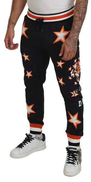 Pantalones deportivos con estrella naranja y negro