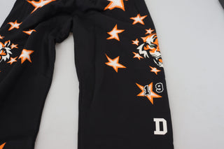 Pantalones deportivos con estrella naranja y negro
