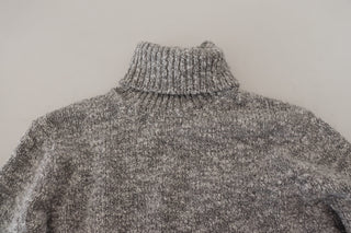 Suéter gris de cuello alto de lana tejida