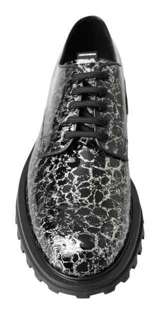 Zapatos derby negros y blancos de charol